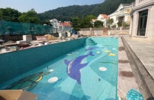 What are the requirements for installing mosaic tiles in a swimming pool?